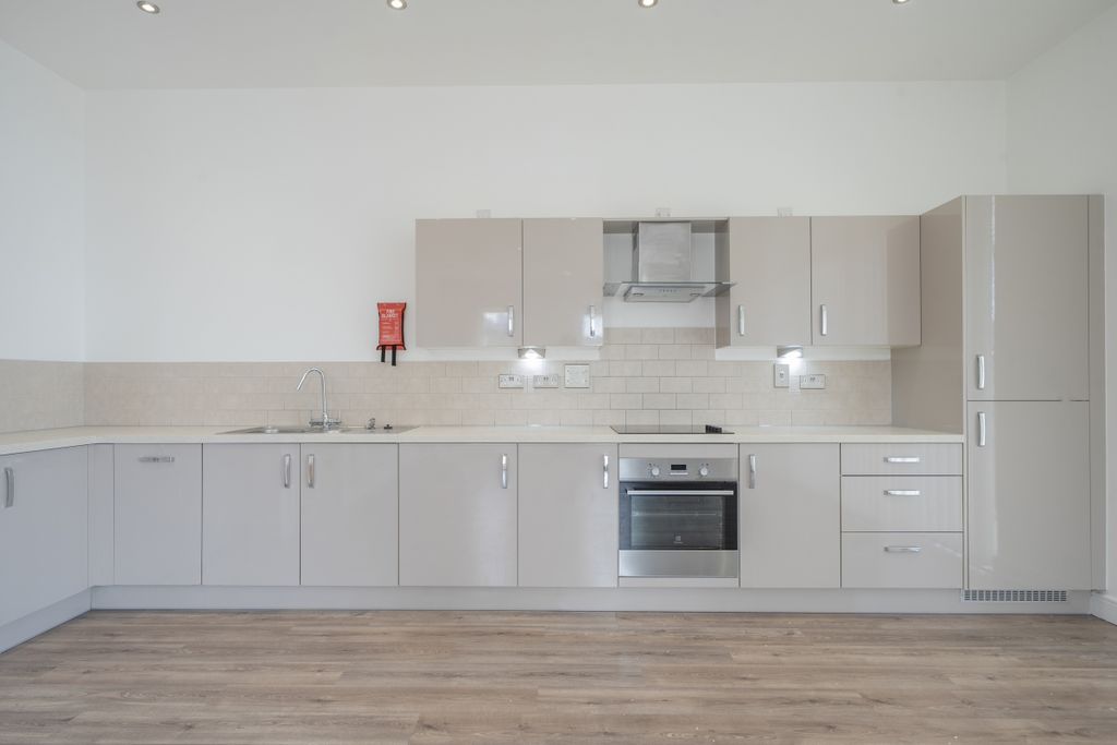 Property photo 1 of 16 1459396-7-6A03385...