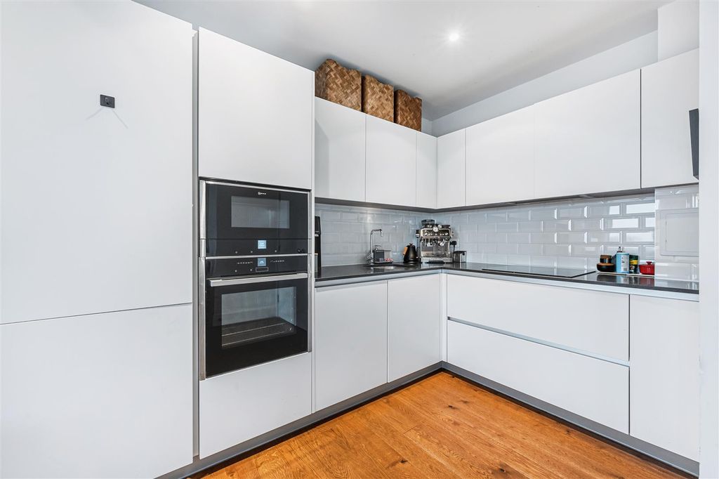 Property photo 3 of 14 11, Dauphine House-6.Jpg