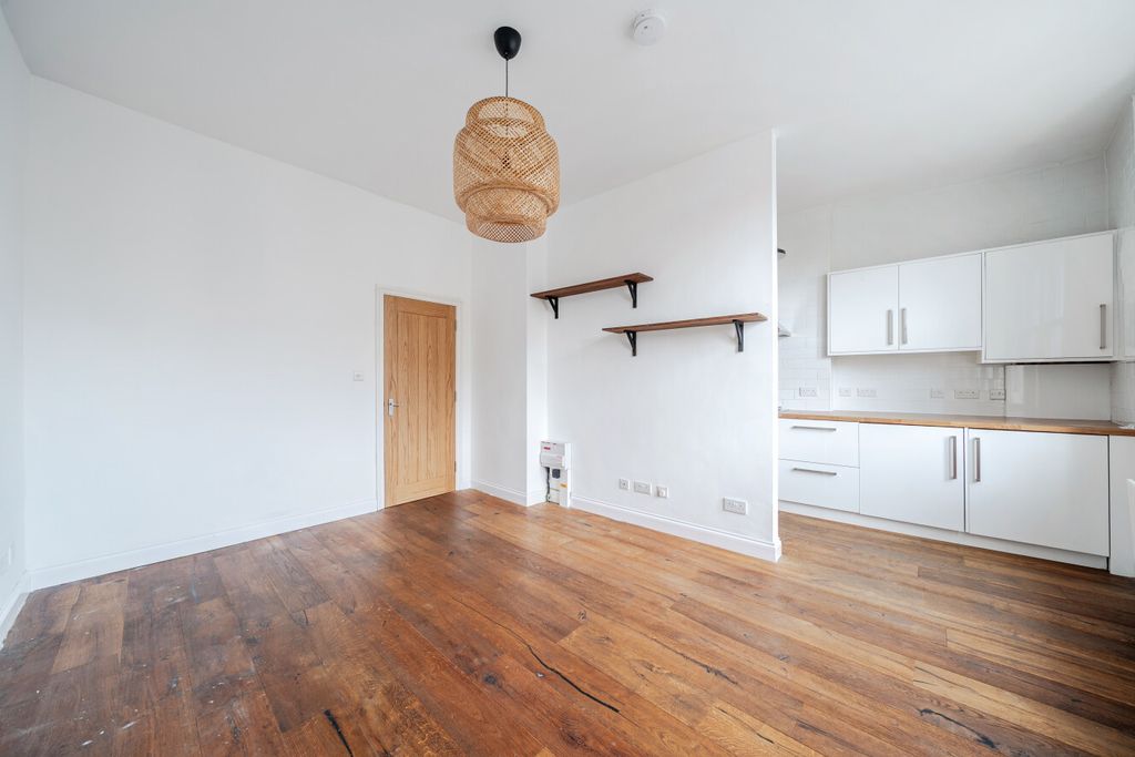 Property photo 3 of 6 1457183-10-6A01F3...