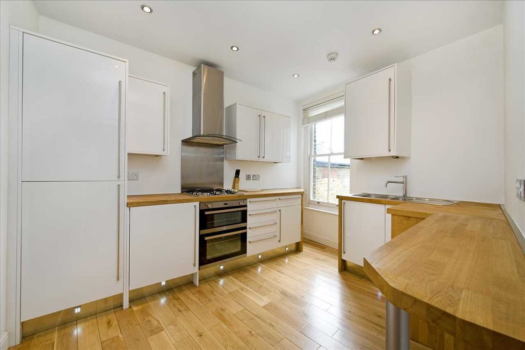 Property photo 3 of 8 Kitchen