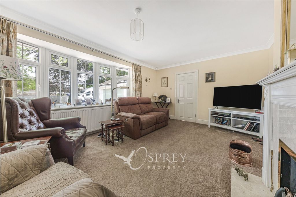 Property photo 3 of 18 Living Room