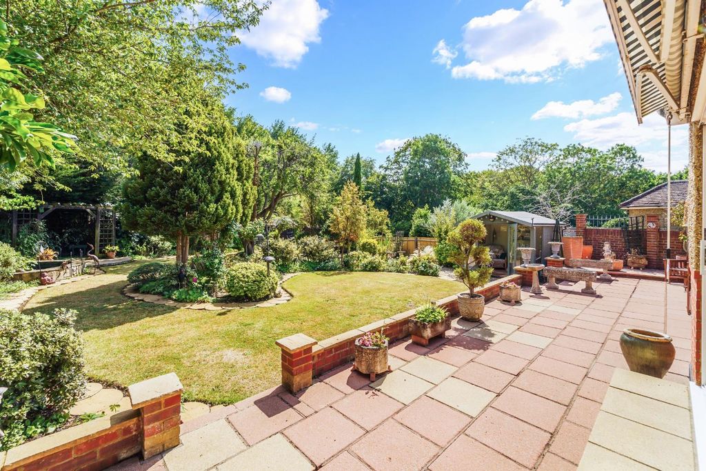 Property photo 2 of 25 Woodland Close