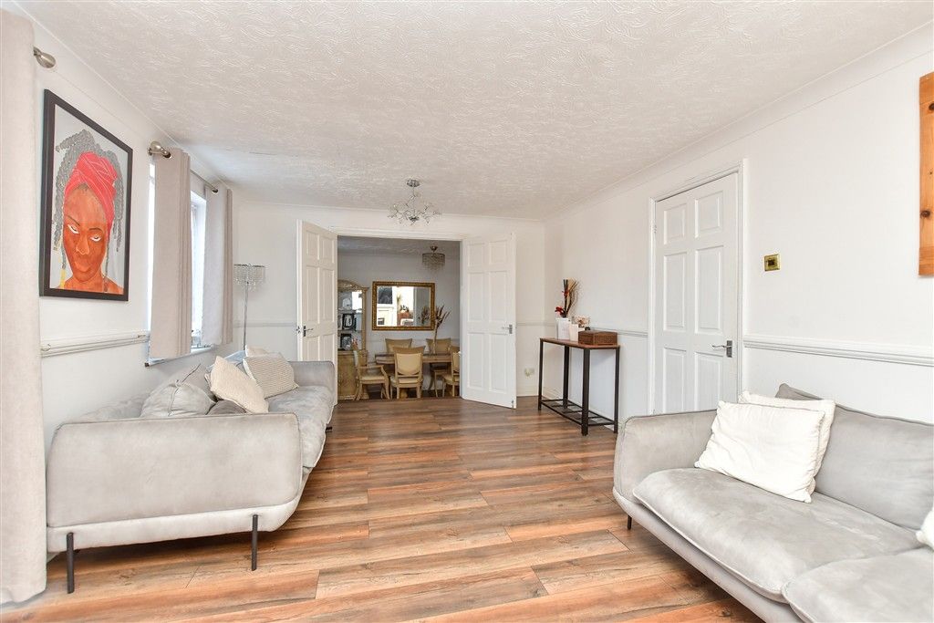 Property photo 3 of 11 Lounge