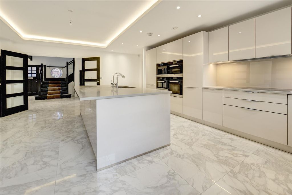 Property photo 1 of 18 Kitchen