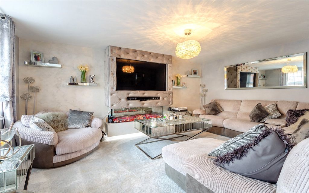 Property photo 2 of 24 Sitting Room