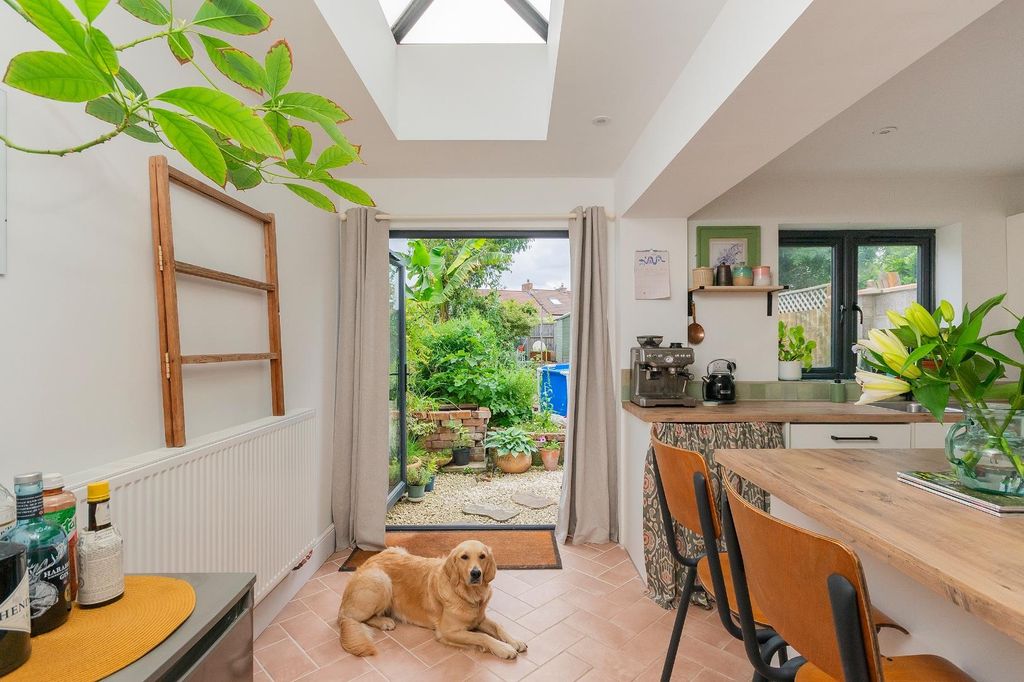 Property photo 3 of 36 2H4R2Kd - Kitchen G.Jpg