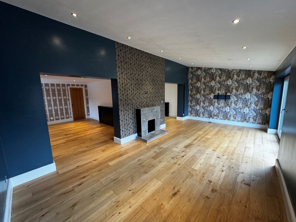 Property photo 2 of 13 Whaddon Close