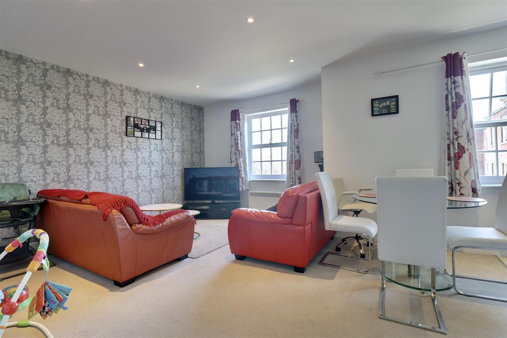 Property photo 2 of 11 Lounge/Kitchen/Diner