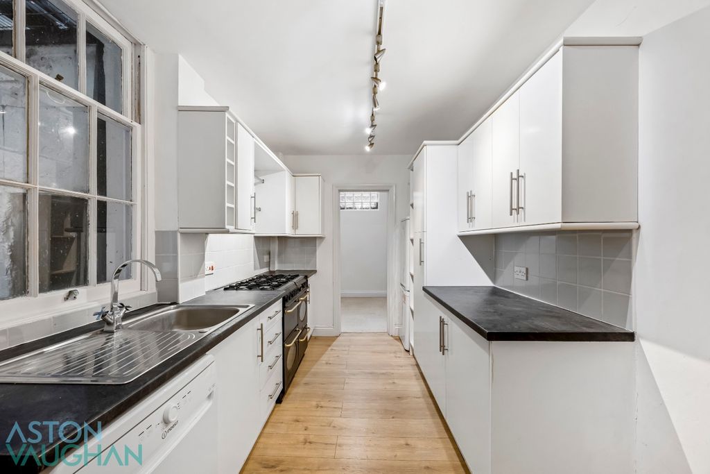 Property photo 2 of 11 6111071
