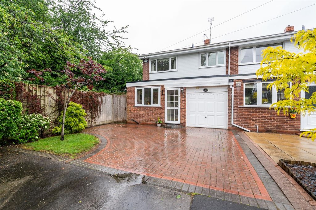 Property photo 1 of 12 46 Hornbrook Grove_18.Jpg