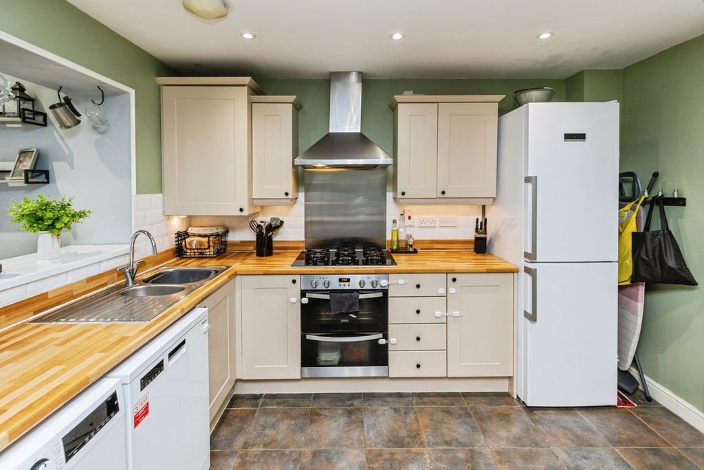 Property photo 3 of 19 Kitchen