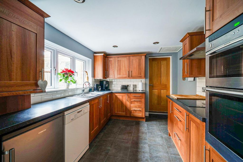 Property photo 3 of 27