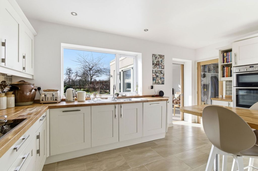 Property photo 3 of 27