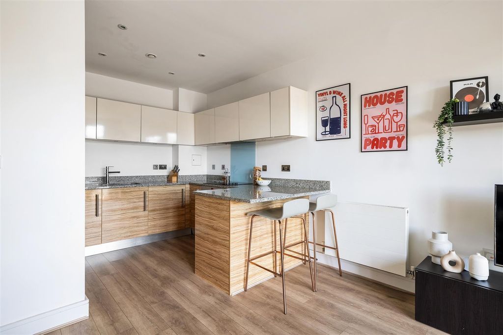 Property photo 3 of 19 Larkshall Road, E4