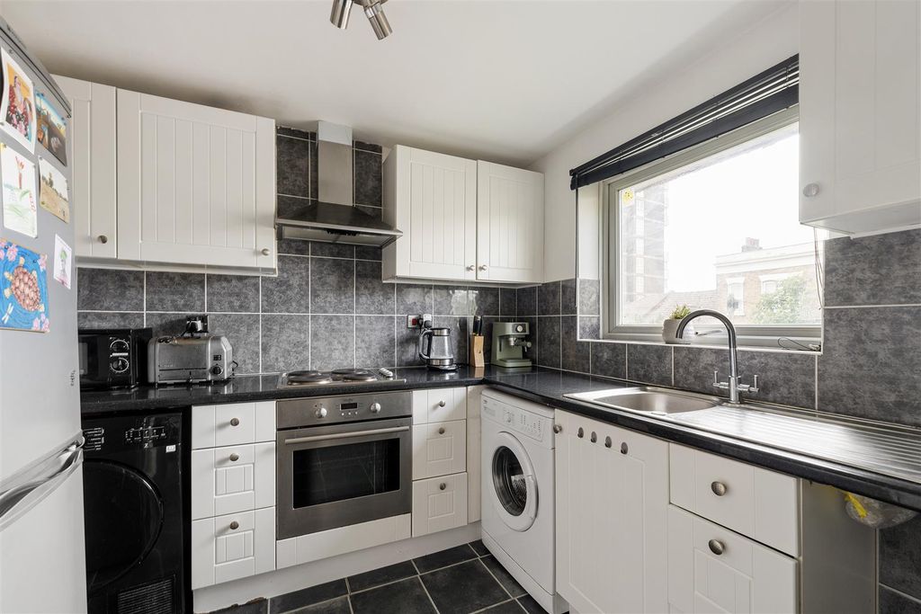Property photo 3 of 25 Carnarvon Road, E15
