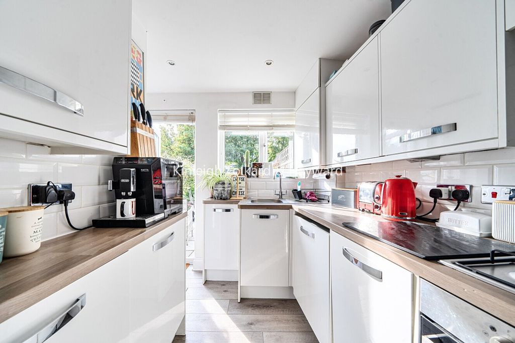 Property photo 3 of 18 Kitchen