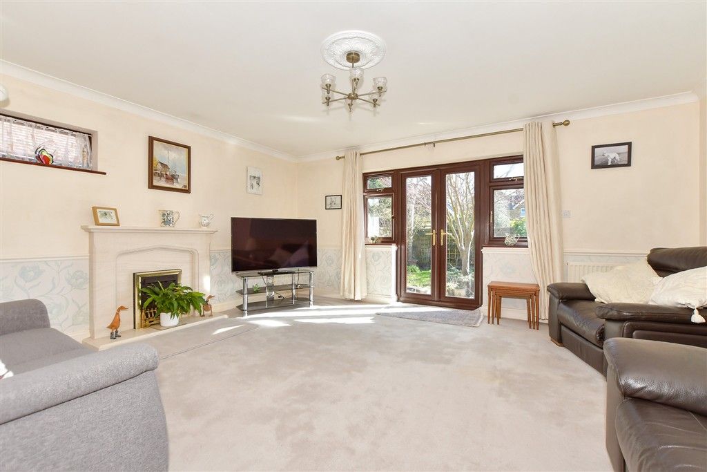 Property photo 1 of 15 Lounge