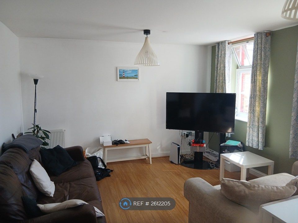 Property photo 3 of 8 Light &amp; Bright Lounge Area