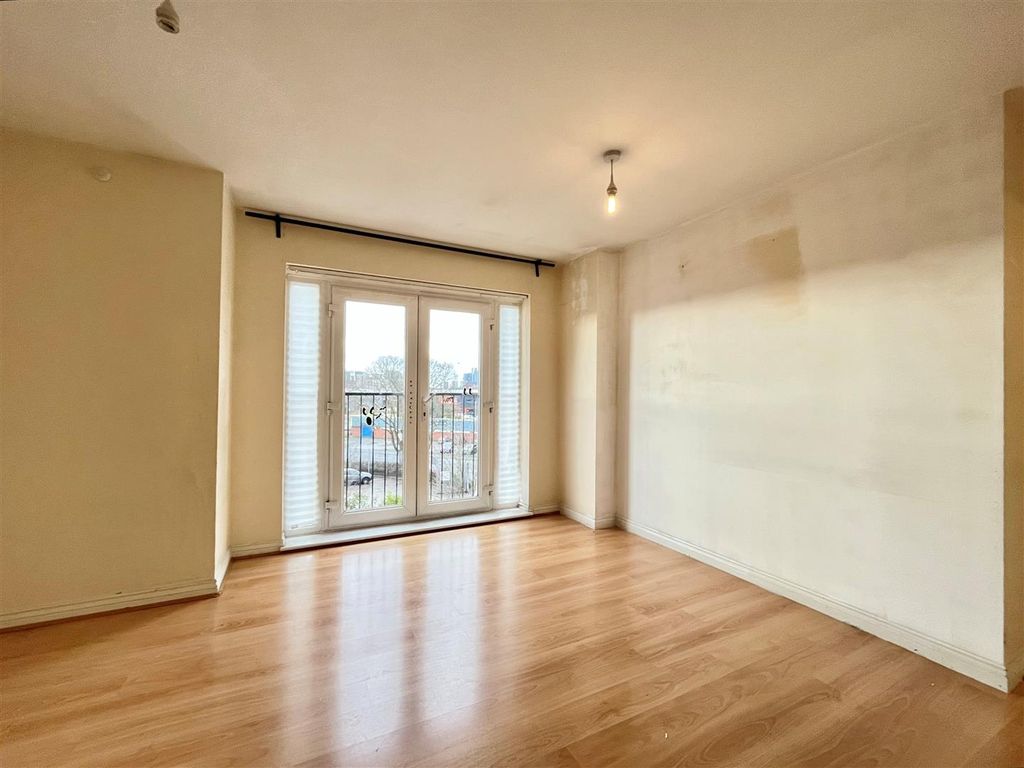 Property photo 3 of 7 Living Room