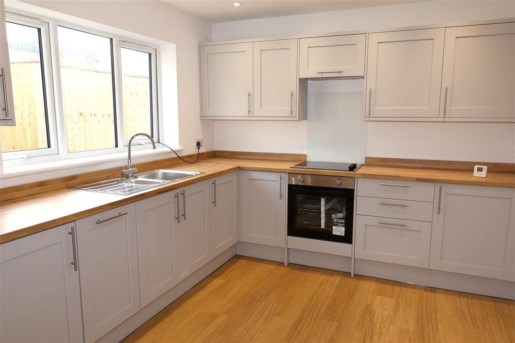 Property photo 3 of 10 Kitchen