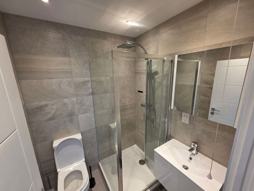 Property photo 2 of 9 Bathroom