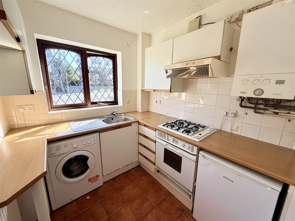 Property photo 3 of 11 Kitchen