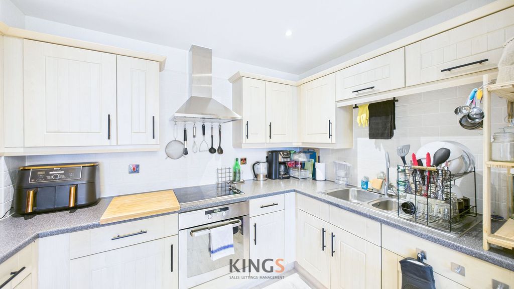 Property photo 3 of 10 Kitchen