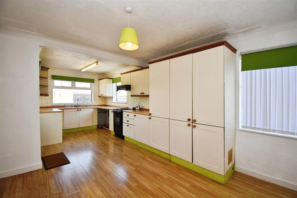Property photo 3 of 17 Kitchen / Breakfast Room