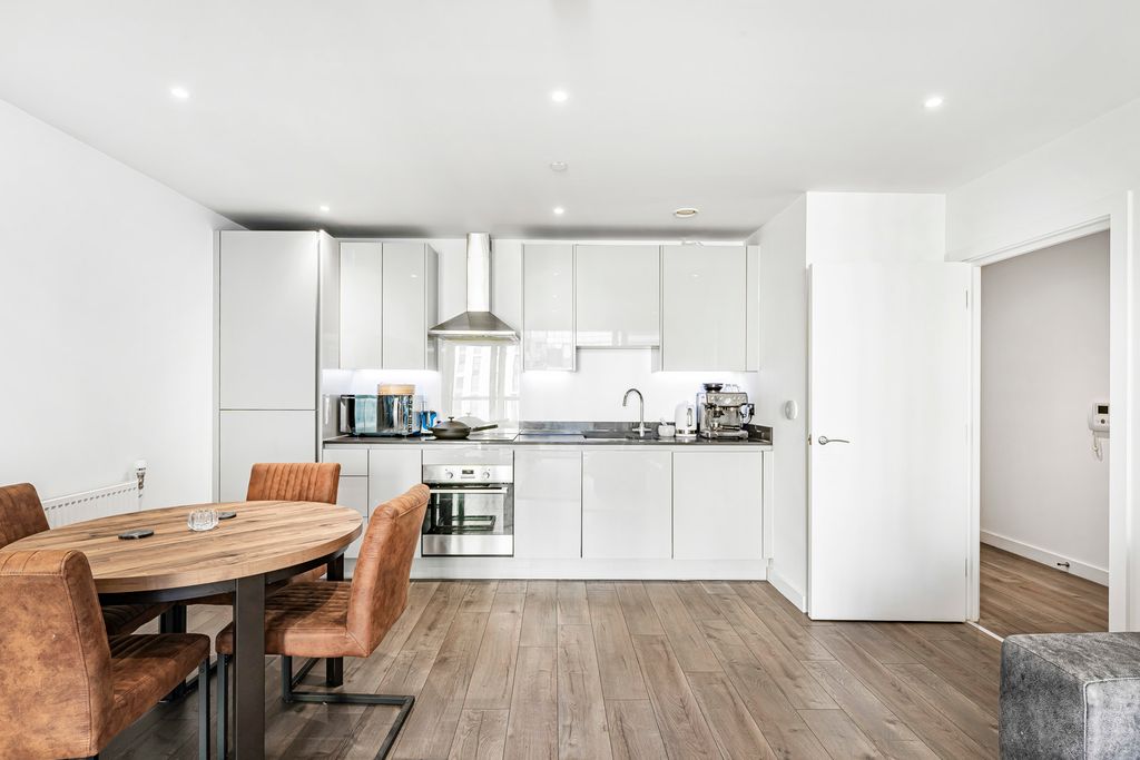 Property photo 3 of 18 Kitchen