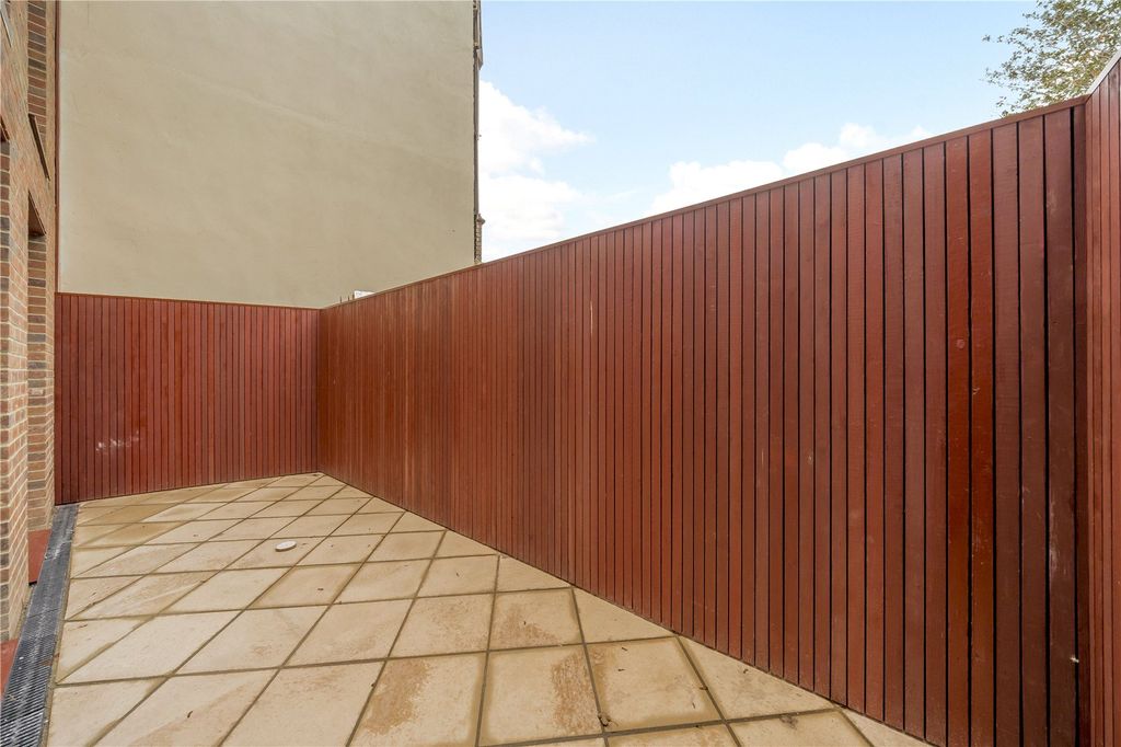 Property photo 2 of 8 Picture No. 14