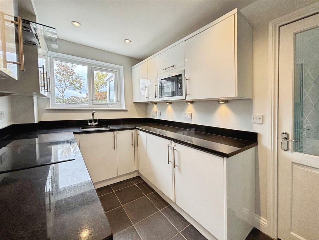 Property photo 3 of 18 Kitchen