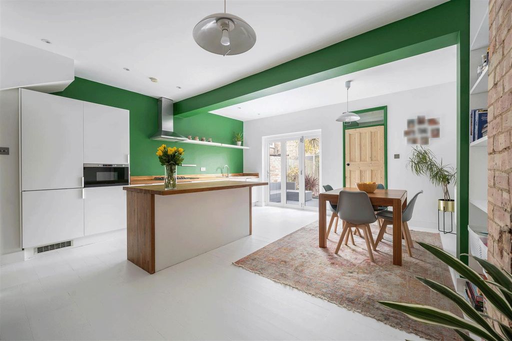 Property photo 3 of 36 Wellesley Road, E17