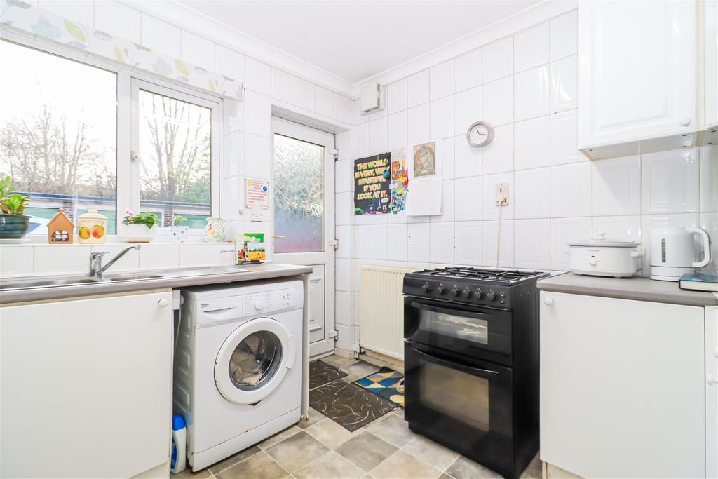 Property photo 3 of 9 Kitchen