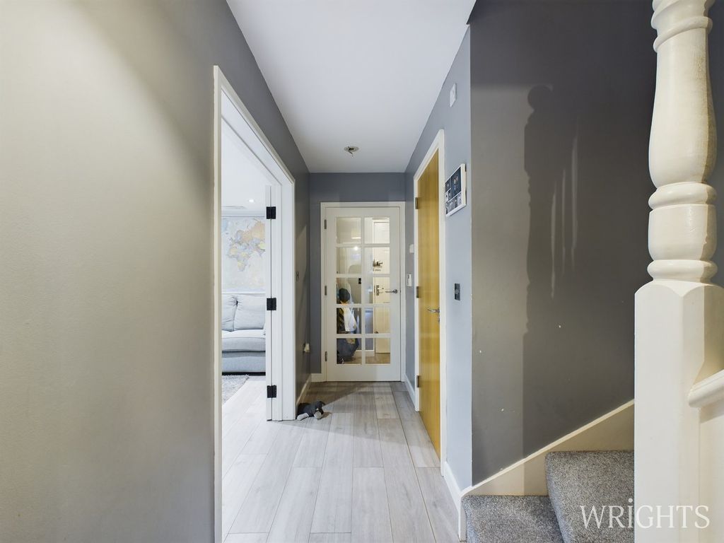 Property photo 2 of 23 Entrance Hall