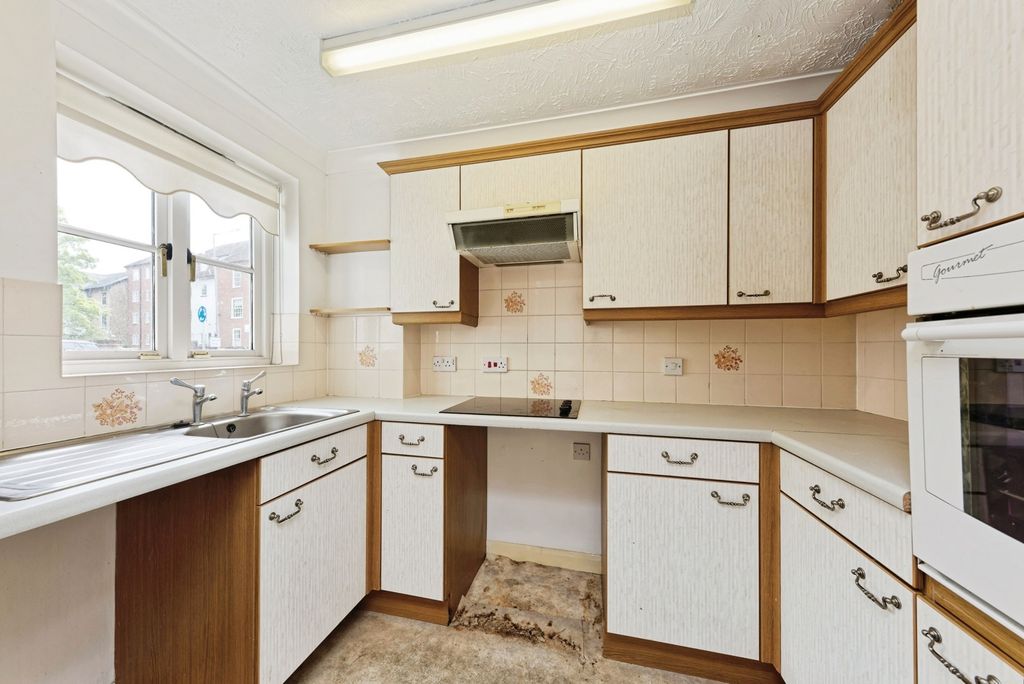 Property photo 3 of 9 Kitchen