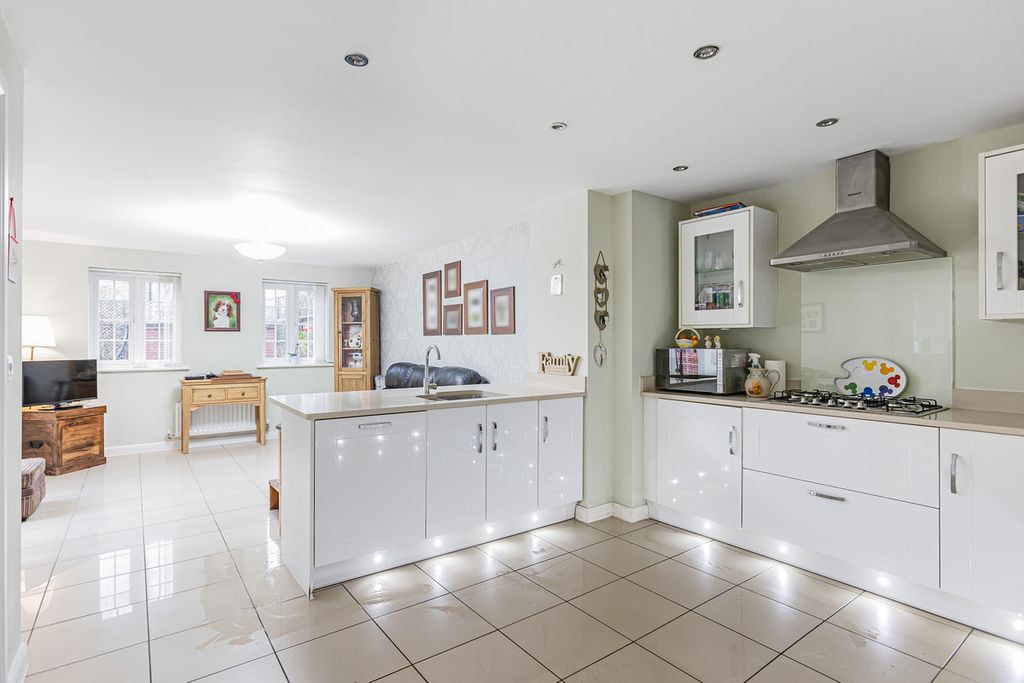 Property photo 2 of 30