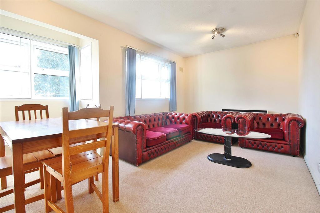 Property photo 3 of 6