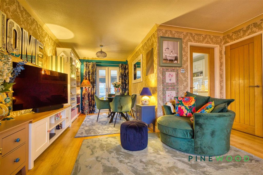 Property photo 3 of 27 Lounge / Diner