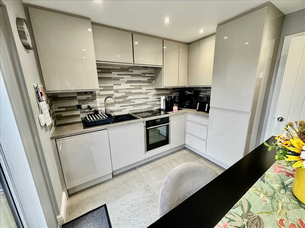 Property photo 3 of 9 Breakfast Kitchen