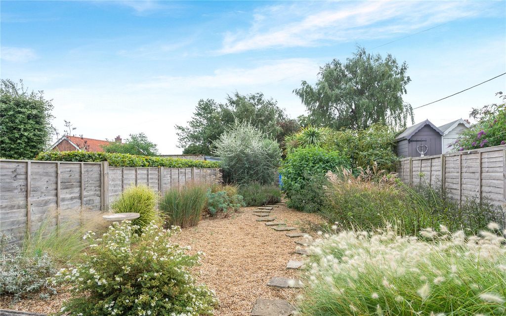 Property photo 2 of 12 Garden