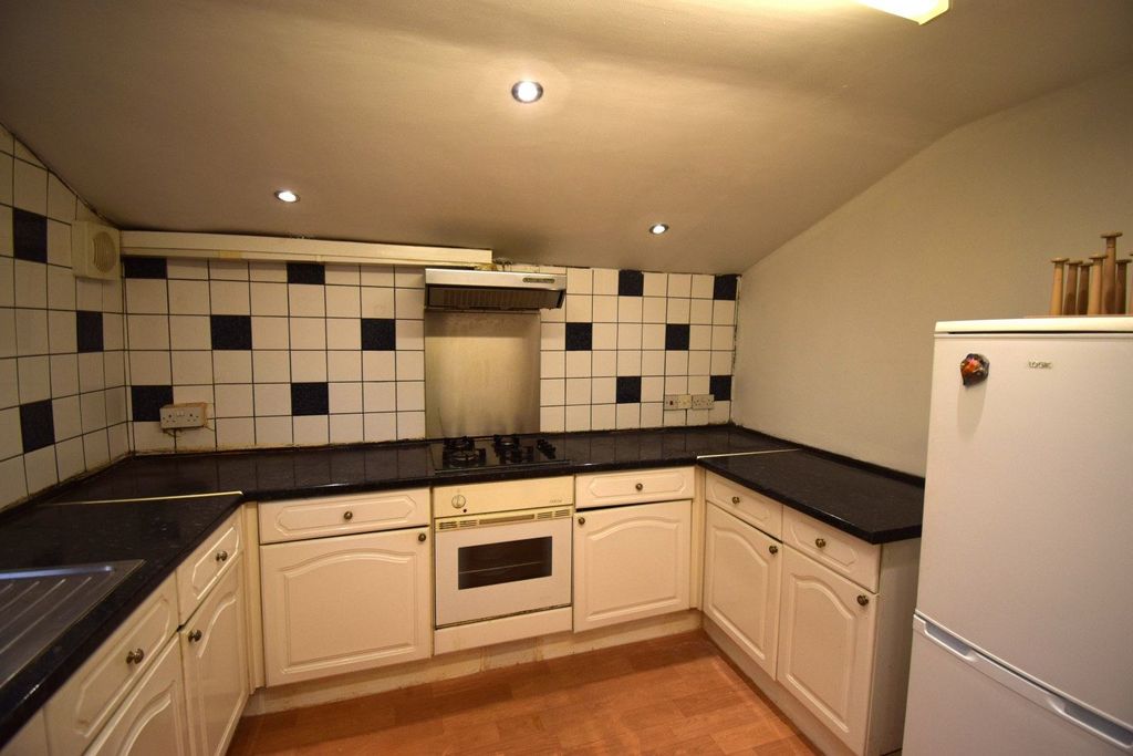 Property photo 1 of 13 Two Bedroom First Floor Flat Close To Seven King Station- £1900 Pcm