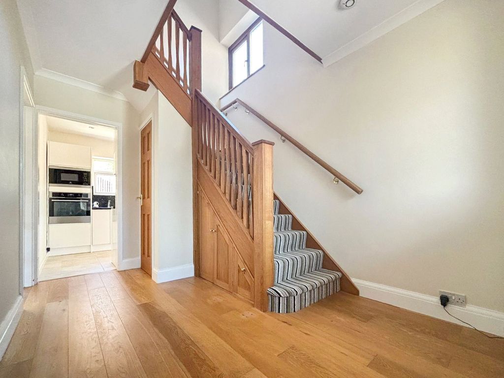 Property photo 2 of 16 Entrance Hall