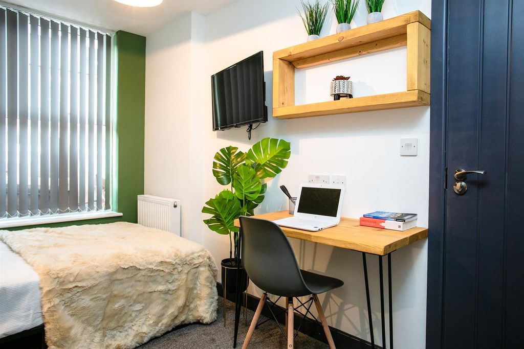 Property photo 3 of 6 35 Dean Street-22.Jpg