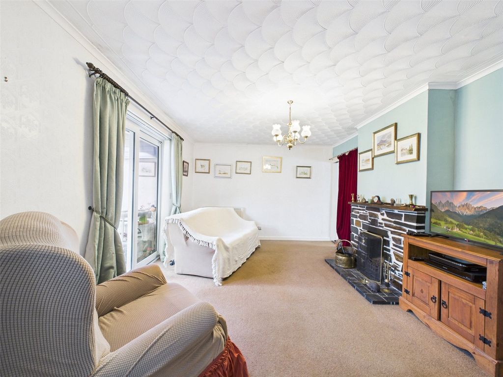 Property photo 2 of 11 Living Room