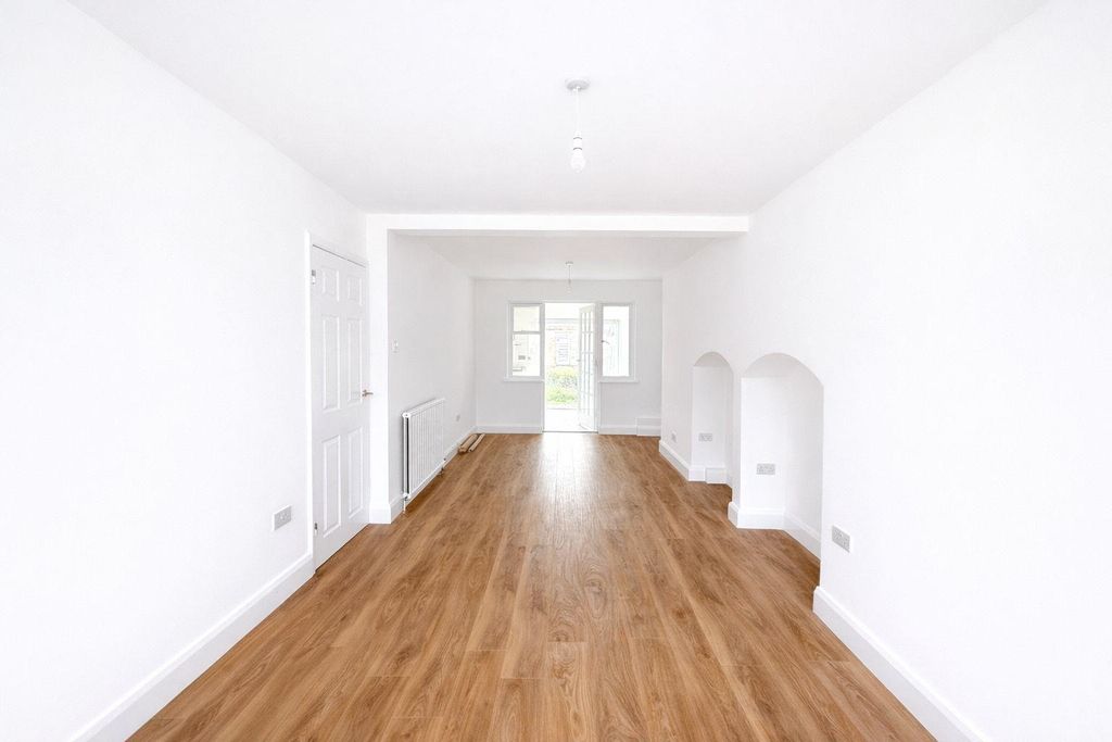 Property photo 2 of 16 Livingroom