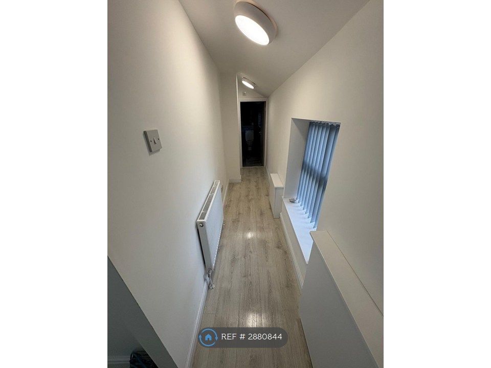 Property photo 3 of 7 Hallway