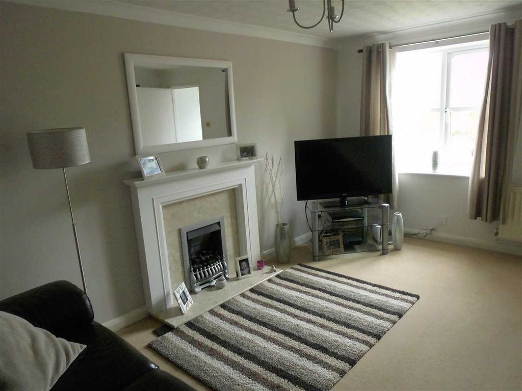 Property photo 3 of 13 Lounge