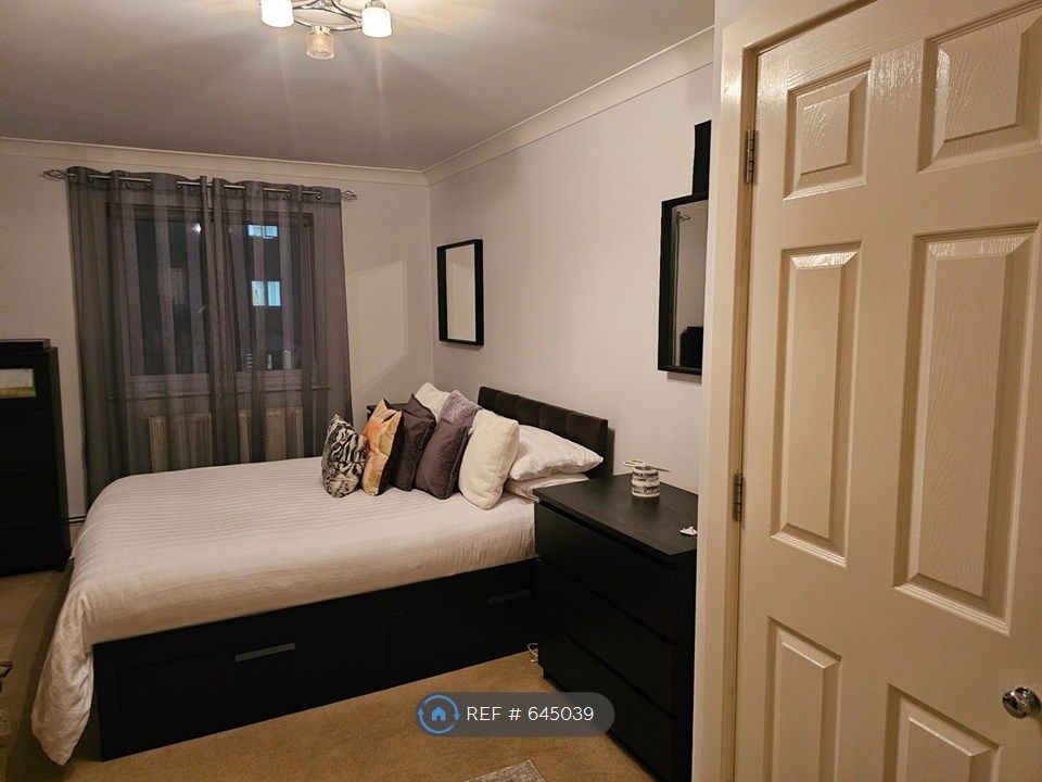 Property photo 2 of 8 Bedroom1