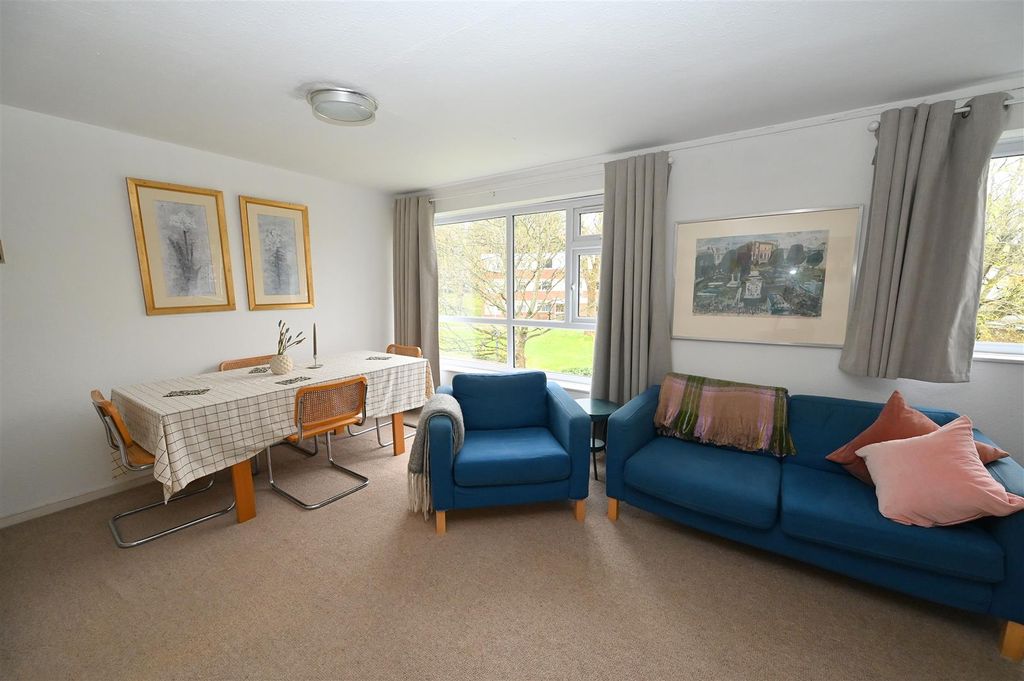 Property photo 3 of 16 Lounge1.Jpg