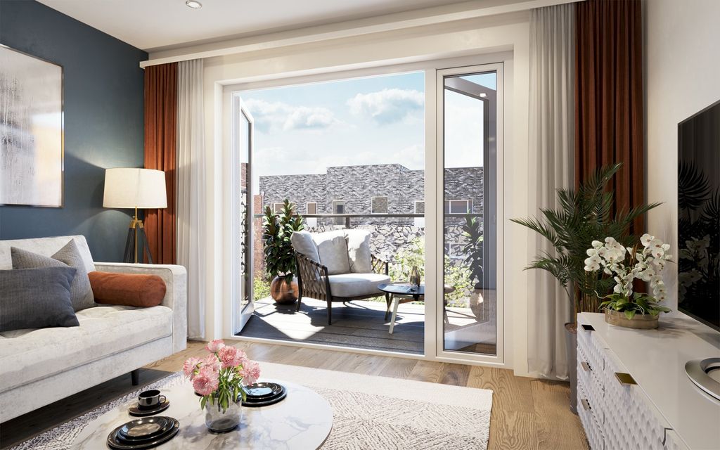 Property photo 2 of 6 Courtyard Apartment With French Doors Leading Onto Your Balcony